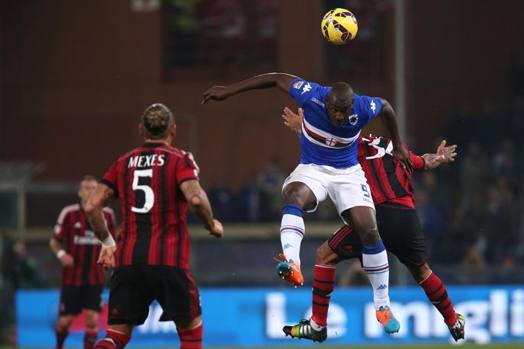 Lo strapotere fisico di Okaka che svetta su tutti e colpisce di testa. Afp